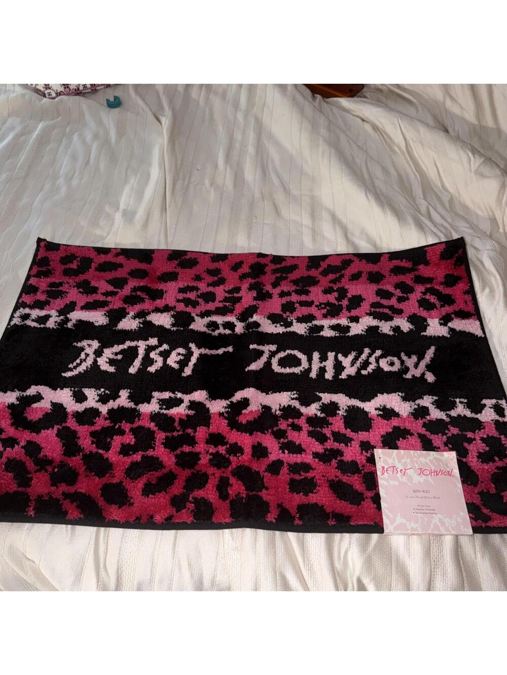 Betsey Johnson ❤️So soft cheetah pattern Bath Rug Black/ Pink 20x30”New